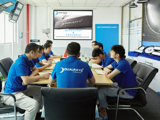 Đèn LED chống ẩm D4 160LPW với Bộ khẩn cấp 4W@3HRS Sẵn sàng cắm và chạy Dễ bảo trì​ Thích hợp cho Gara đỗ xe và Chiếu sáng