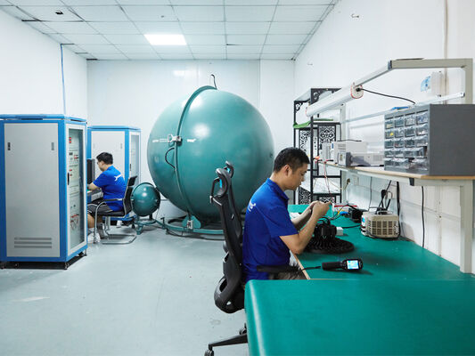 Đèn LED chống ẩm D4 với công suất có thể điều chỉnh bằng công tắc DIP và vòng lặp 3CCT vào/ra dây 3*1.5/2.5mm2 hoặc cáp 5*1.5/2.5mm2, thích hợp cho xưởng và nhà kho