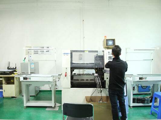 Đèn LED chống ẩm D4 với hiệu suất lên đến 160 LPW, sử dụng chip DIP/3CCT/Thay đổi 3 pha. 1SKU=12SKU thân thiện, là giải pháp lý tưởng cho nhiều ứng dụng như bãi đậu xe, nhà máy.