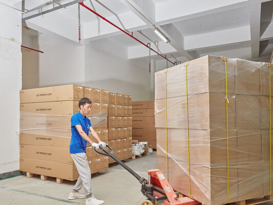 Đèn LED chống ẩm D4 với hiệu suất lên đến 160 LPW, sử dụng chip DIP/3CCT/Thay đổi 3 pha. 1SKU=12SKU thân thiện, là giải pháp lý tưởng cho nhiều ứng dụng như bãi đậu xe, nhà máy.