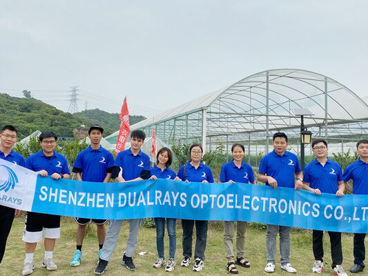 Đèn LED chống ẩm D4 với hiệu suất lên đến 160 LPW, sử dụng chip DIP/3CCT/Thay đổi 3 pha. 1SKU=12SKU thân thiện, là giải pháp lý tưởng cho nhiều ứng dụng như bãi đậu xe, nhà máy.